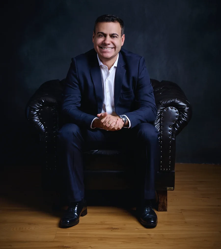 Wanderson Xavier Rocha sentado, transmitindo segurança e expertise